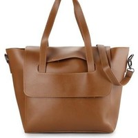 Tote bag berikut cukup menarik untuk Anda kenakan saat hangout atau pun bekerja. Tote Bag Gryta dari Louvre Paris tersebut turun dari Rp 497 ribuan menjadi Rp 79 ribuan di situs Zalora.