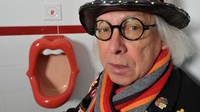 Karya seniman Meike van Schijndel, Kiss, berupa toilet unik bisa kamu lihat di Stone Fan Museum, Luchow, Jerman. Toilet seniman ini berbentuk bibir, berwarna merah merona, dolengkapi dengan lidah dan menganga. (AFP)