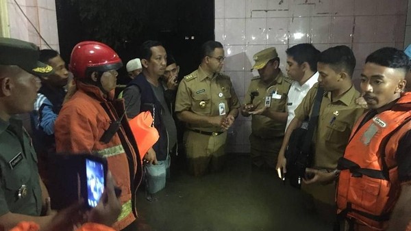 Aksi Anies Tangani Banjir: Nyemplung Sampai Minta SKPD Bergerak