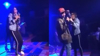 Setelah itu, Ayu tampak sempoyongan. Awalnya banyak netizen menduga Ayu cuma slip dengan sepatunya, tapi jika diperhatikan lagi, Ayu tampak larut dalam suasana. Foto: ist/ss YouTube