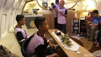 Dari pantauan detikcom, para pengunjung langsung berebut tempat duduk untuk berfoto. Dengan berada di sini mereka seolah-olah sedang menjadi presiden. (Mustiana/detikTravel)