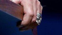 Cincin di sebelah kirinya bermotif tengkorak (Foto: Dok. REUTERS/Benoit Tessier)