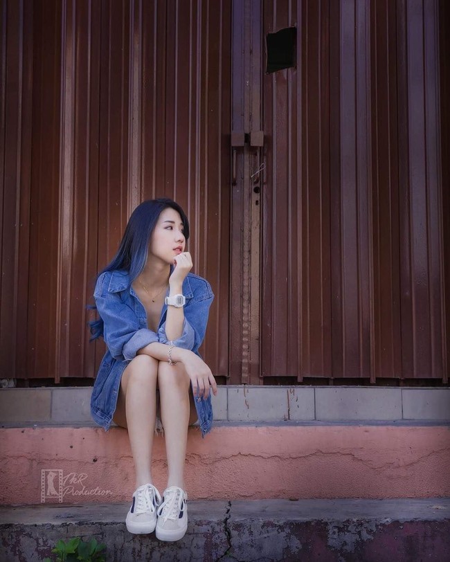 Hazel juga tampak menawan dengan rambut lurus panjangnya yang ia warnai dengan nuansa ungu. Foto: Instagram