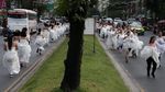 Foto: Lomba Lari Unik di Thailand, Pakai Jas & Gaun Pengantin