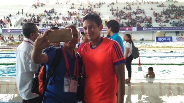 Sandi berswafoto bersama atlet.