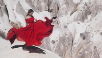 Masih dari Cappdocia, Angela juga tidak melewatkan kesempatan untuk berfoto ala model. Menggunakan dress merah, Angela pun tampak menyala dengan latar berwarna putih (@angela_nikolau/Instagram)