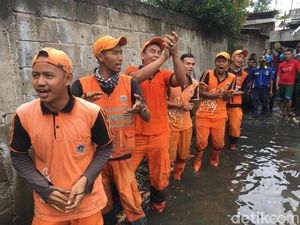 Semangat dan Nyanyian Pasukan Oranye Perbaiki Tanggul Kali Pulo