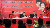 Didampingi Sekjen PDIP Hasto Kristiyanto dan Kepala Sekolah Partai Calon Kepala Daerah PDIP Komaruddin Watubun mereka hadir memberikan kuliah umum pada Sekolah Partai Calon Kepala Daerah dan Wakil Kepala Daerah 2018 di wisma Kinasih, Kota Depok, Jawa Barat, Selasa (12/12/2017). 