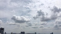 BMKG pun mengeluarkan peringatan dini. Angin diketahui akan bertiup dari arah barat daya-barat dengan kecepatan 05-30 km/jam.  