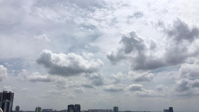 Awan di langit Jakarta (12/12/2017).