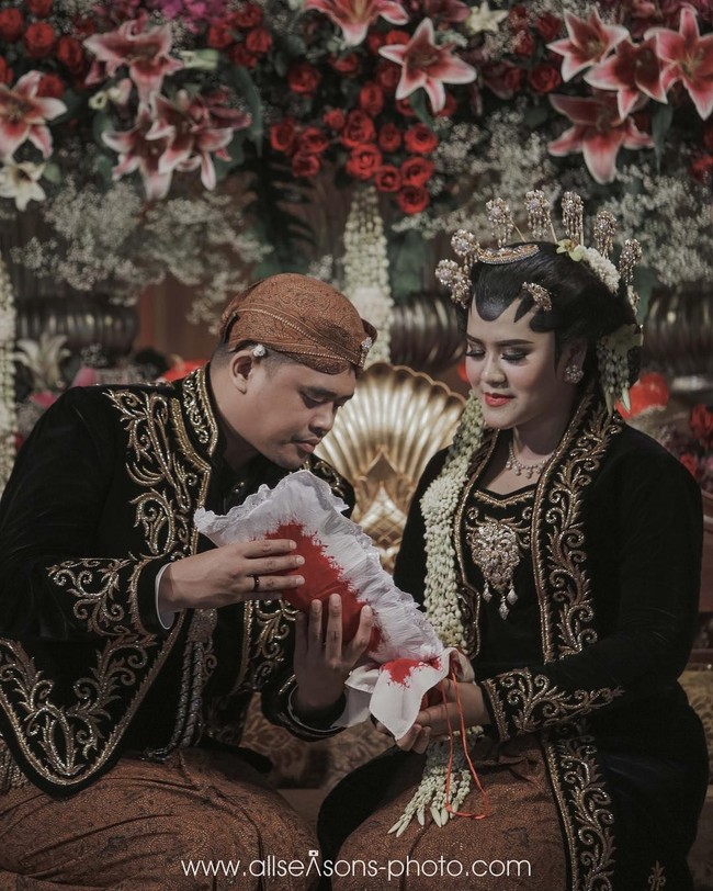 Untuk acara resepsi di Solo, Kahiyang kembali tampil manglingi dengan pakaian adat pengantin Solo. Foto: dok. Instagram