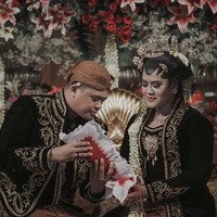 Untuk acara resepsi di Solo, Kahiyang kembali tampil manglingi dengan pakaian adat pengantin Solo. Foto: dok. Instagram
