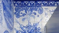 Seniman Brooklyn mendapatkan proyek untuk mendesain toilet pria pada tahun 1998. Dia pun merangkai beragam tembikar dan keramik berwarna-warni, sehingga menciptakan perpaduan yang menakjubkan. Proyek Mens Room ini dapat dijumpai di John Michael Kohler Arts Center, Wisconsin, Amerika. (John Michael Kohler Arts Center/Facebook)