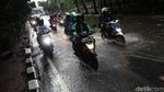 Menerobos Genangan di Ahmad Yani Jakarta Timur