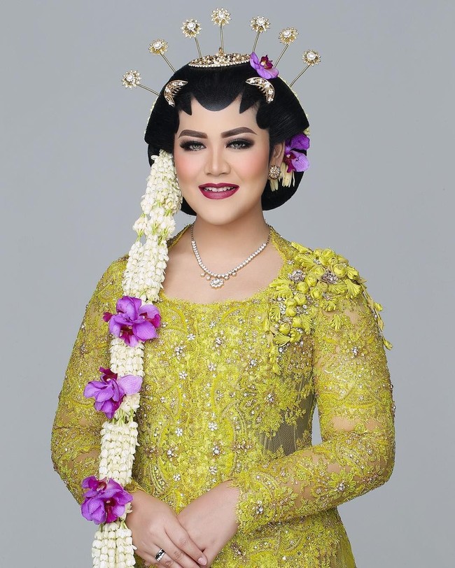 Selain kebaya hitam, Kahiyang Ayu juga mengenakan kebaya lace berhias payet warna kuning neon karya Vera Kebaya. Foto: Instagram/aldiphoto