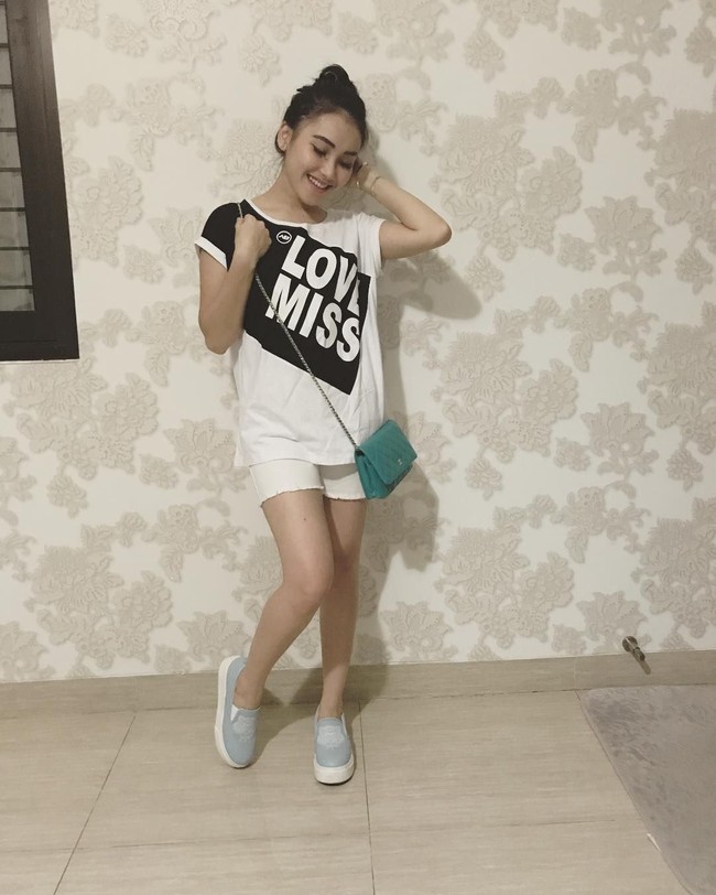 Ayu Ting Ting memadukan penampilan casualnya dengan tas Chanel Turquoise Caviar Classic Quilted Wallet on Chain seharga Rp 39 juta. Foto: Instagram