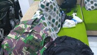 Satu stel seragam PDL TNI AD lengkap diamankan sebagai barang bukti. Ada pula bukti berupa gunting besar warna oranye, tas ransel, dan motor Yamaha Scorpion. (Foto: Dok. Istimewa)