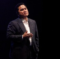 Tetap rileks dalam balutan jas. Erick memadukan jas hitamnya dengan kemeja putih dengan kancing bagian atas yang dibiarkan terbuka. (Foto: dok. INASGOC)