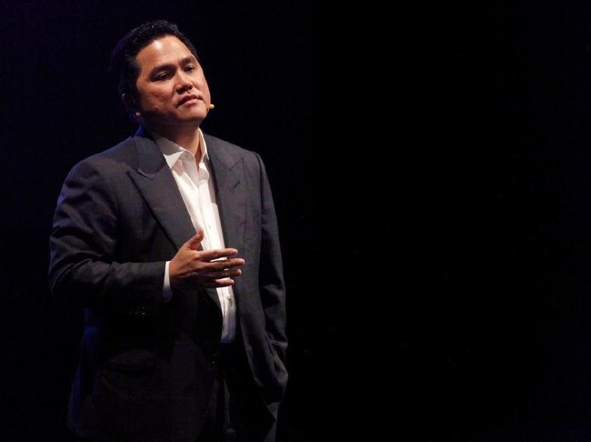 Tetap rileks dalam balutan jas. Erick memadukan jas hitamnya dengan kemeja putih dengan kancing bagian atas yang dibiarkan terbuka. (Foto: dok. INASGOC)