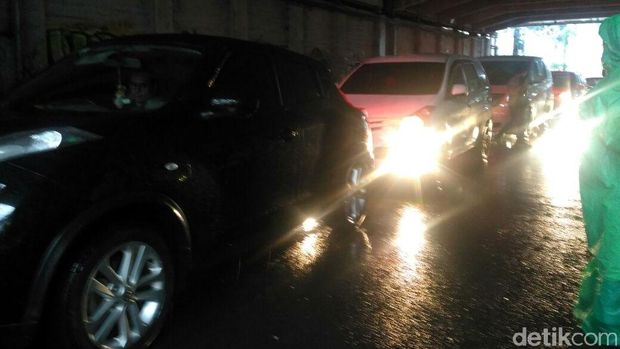 Kendaraan juga terpantau lancar berlalu lalang di kawasan itu.