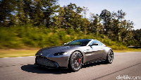 Di urutan ke-7 ada mobil Inggris, Aston Martin V8 Vantage. Siapkan uang total 102.936 poundsterling selama 4 tahun mencicilnya. Foto: Aston Martin