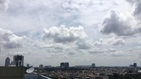 Jadi meskipun siang ini terik dan berawan, Anda tetap harus waspada. Karena sore sampai malam nanti Jakarta diprediksi akan diguyur hujan disertai petir.
