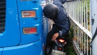 Dari gambar yang dikirimkan pihak TransJ, tampak pemotor terjepit di antara bus dan median jalan. Kakinya berada di bagian dekat roda bus.  Dia mengendarai motor matic dengan nopol B 4246 TCP. Belum diketahui apakah pemotor ini terluka akibat terjepit bus TransJ. 