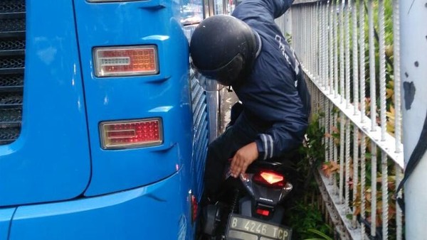 Di Lokasi Ini Pemotor Terjepit Bus di Jalur TransJ 