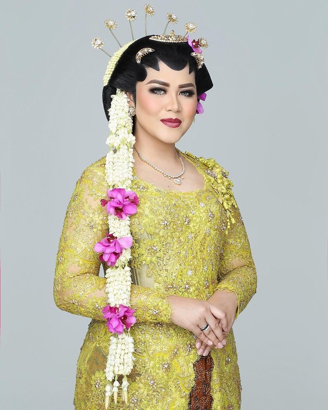 Dalam postingan Instagram nya, Kahiyang Ayu menyatakan merasa terharu sekaligus bahagia bisa terpilih dan bekerjasama dengan salah satu makeup arist ternama Indonesia. Foto: Instagram/aldiphoto