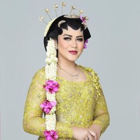 Dalam postingan Instagram nya, Kahiyang Ayu menyatakan merasa terharu sekaligus bahagia bisa terpilih dan bekerjasama dengan salah satu makeup arist ternama Indonesia. Foto: Instagram/aldiphoto