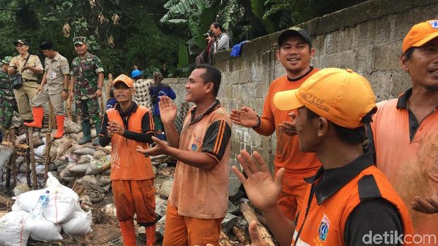 Semangat dan Nyanyian Pasukan Oranye Perbaiki Tanggul Kali Pulo