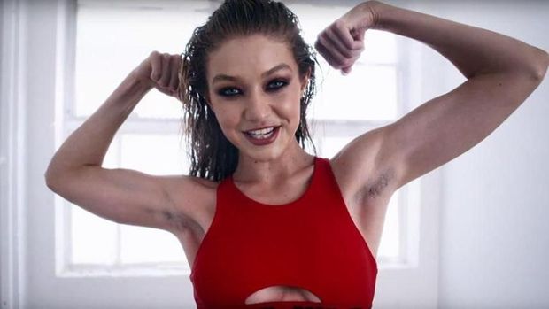 Berkeringat, Gigi Hadid Pamer Rambut Ketiak Pakai Crop Top