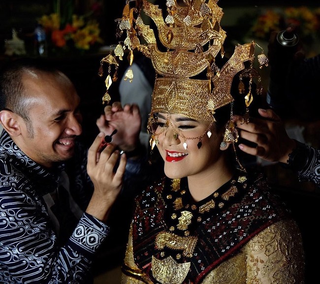Saat di Medan, pesta adat Kahiyang Ayu berlangsung berhari-hari. Kahiyang pun menjadi pengantin Mandailing yang cantik pada saat itu. Kali ini berganti busana dengan kebaya emas. Lengkap dengan bulang atau hiasan kepala khas pengantin Batak, Kahiyang tampil cetar dengan lipstik merah.  Foto: dok. Instagram (Barry Irawan)