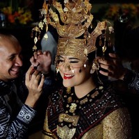 Saat di Medan, pesta adat Kahiyang Ayu berlangsung berhari-hari. Kahiyang pun menjadi pengantin Mandailing yang cantik pada saat itu. Kali ini berganti busana dengan kebaya emas. Lengkap dengan bulang atau hiasan kepala khas pengantin Batak, Kahiyang tampil cetar dengan lipstik merah.  Foto: dok. Instagram (Barry Irawan)