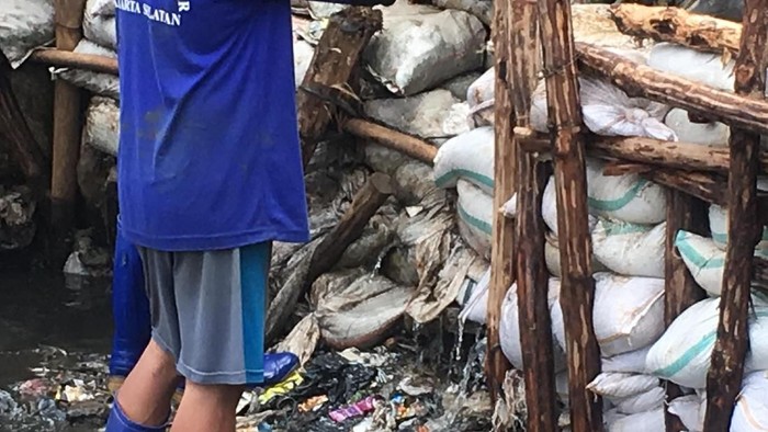 Rembesan Air Masih Keluar dari Tanggul Kali Pulo yang Jebol