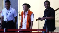 Masih dengan rompi tahanan KPK warna oranye, Novanto menuju ke mobil tahanan dengan didampingi petugas KPK.