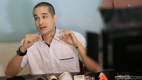 Namun, Okan masih belum mengetahui apakah mengundang mantan istrinya atau tidak ke pernikahannya. Foto: Okan Cornelius/ Palevi