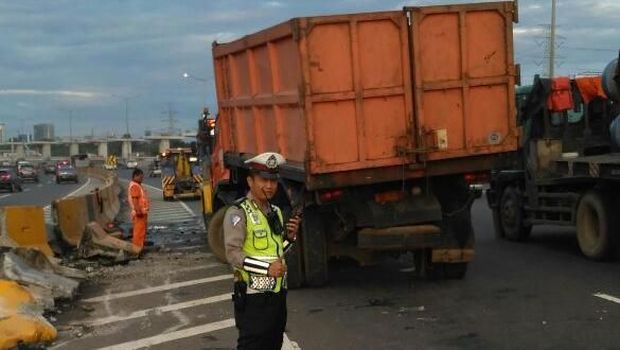 Tabrak Barrier, Truk Sampah Terguling di Tol Halim Arah Cawang