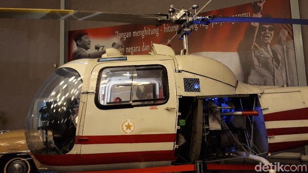 Pesawat kepresidenan lainnya yang ikut dipamerkan di Museum Angkut adalah helikopter BELL 47. Pesawat yang diberi nama Si Walet ini merupakan helikopter buatan Amerika pada 1958. (Mustiana/detikTravel)