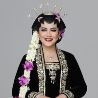 Wajah Kahiyang Ayu tampak cantik dan manglingi, dengan riasa smokey eyes, semburat kemerahan tipis pada pipi dan polesan lipstik berry red. Foto: Instagram/aldiphoto