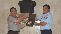 Jenderal Tito saat menyerahkan cinderamata ke Marsekal Hadi (Foto: ANTARA FOTO/Indrianto Eko Suwarso)