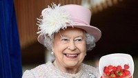 Siapa sangka, untuk mencicip buah kesukaannya, Ratu Elizabeth II tak menggunakan piring berlapis emas yang mewah. Ia menaruh beberapa makanan camilannya di wadah plastik agar lebih praktis membawanya. McGrady menginformasikan bahwa,Di Balmoral, ia akan menikmati buah dari wadah kemasan plastik berwarna kuning. Foto: Istimewa