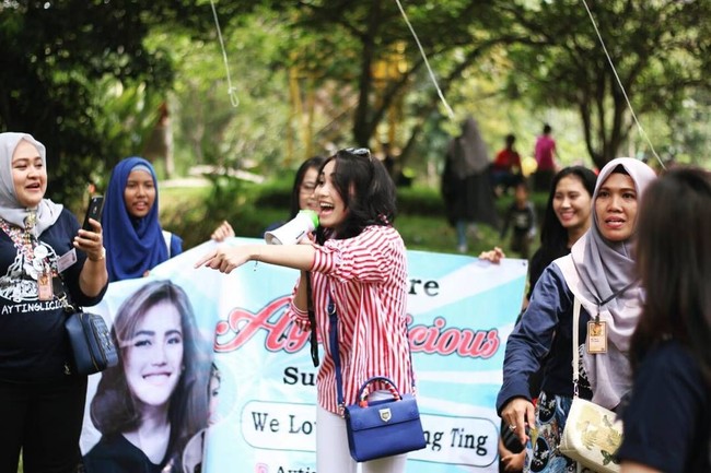 Bertemu dengan para penggemarnya, Ayu Ting Ting tampak memakai tas selempang Dior Diorever Mini berwarna biru seharga Rp 40 juta. Foto: Instagram