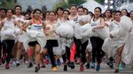 Foto: Lomba Lari Unik di Thailand, Pakai Jas & Gaun Pengantin