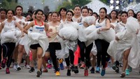 Perlombaan lari yang digelar di Bangkok, Thailand ini cukup menyita perhatian traveler. Wajar, karena semua pesertanya mengenakan gaun dan jas pengantin lengkap dengan make up dan aksesorisnya. (Athit Perawongmetha/Reuters)
