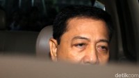 Setya Novanto memasuki mobil tahanan KPK.