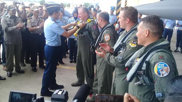 Pilot yang membawa F16 C ke Lanud Iswahjudi dikalungi bunga 
