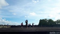 Untuk dapat menikmati keindahan Candi Ratu Boko, traveler harus membayar Rp 40 ribu untuk wisatawan domestik, Sedangkan untuk wisman, dikenakan biaya 25 USD (339 ribu) (Shinta/detikTravel)