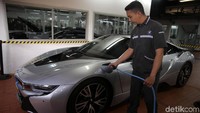 Diler BMW i adalah diler yang menjajakan dan melayani mobil listrik dan plug-in hybrid BMW.