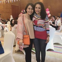 Ayu Ting Ting memakai tas Hermes Hermes Kelly Potiron Orange  seharga Rp 319 juta. Foto: Instagram